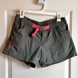 Columbia Women’s Omni-Wick Army Green Cargo Short w/ Pink Detailing | Size: 6
